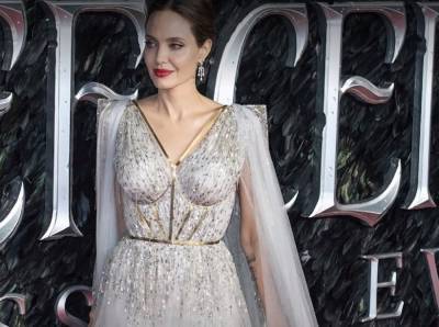 Роскошная Джоли всем на зависть появилась на публике в изумрудном платье: "Моя королева!"