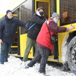 В Киеве пассажиры вытолкали из снега застрявший автобус. Фото. Видео