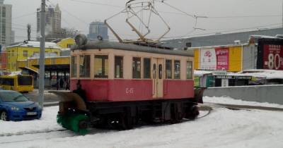Старинный трамвай в Киеве засыпал машины снегом, а на следующий день – загорелся (фото)