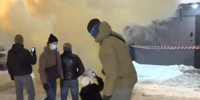 Жгли дымовые шашки. В Киеве снова пикетировали здание телеканала Наш — видео