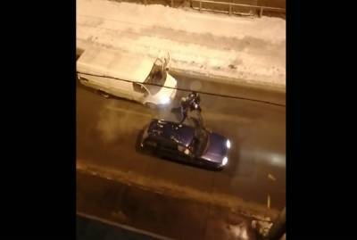 Два водителя решили подраться на проезжей части Новочеркасского проспекта