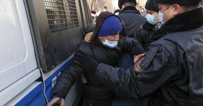В Казахстане полиция задержала десятки протестующих против Назарбаева