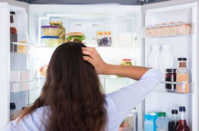 Этот способ позволит избавиться от неприятного запаха в холодильнике