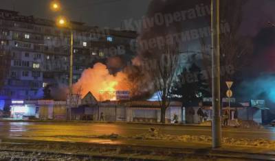 В Киеве на Оболони загорелся мини-рынок: видео
