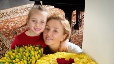 Шестилетняя дочь Навки и Пескова поразила песней на английском языке Рудковскую