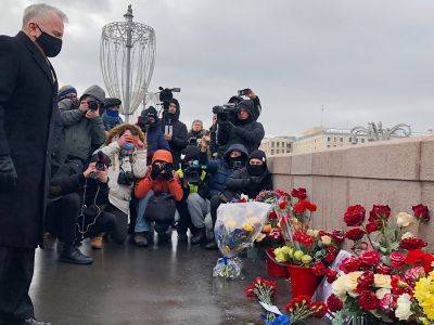 Послы США, Великобритании и Латвии возложили цветы к месту гибели Бориса Немцова