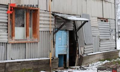 В Перми жители аварийного чудо-дома водят экскурсии, чтобы купить новую дверь