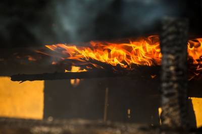 Завод огнеупорных изделий загорелся по всей площади в Подмосковье
