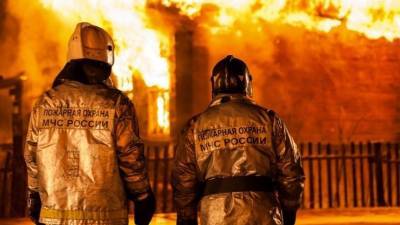 Видео мощного пожара, охватившего склад завода огнеупорных изделий в Подмосковье