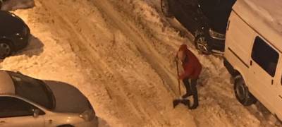 Больше ни на кого не надеются: жители Петрозаводска вышли с лопатами на уборку снега (ВИДЕО)