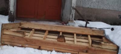 Хорошо, что никого не убило: в деревне Карелии под тяжестью снега упал козырек подъезда (ФОТО)