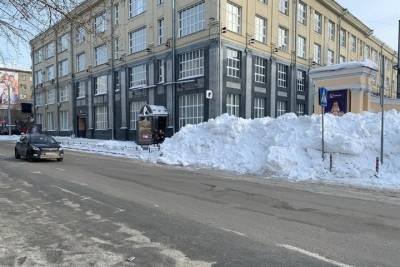 Снегоотвал устроили на пешеходном переходе в центре Новосибирска