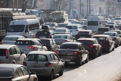 Утром Екатеринбург встал в девятибалльных пробках. Дороги загружены на 126%