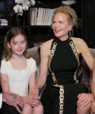 Подобна греческой богине: Николь Кидман с дочерьми на «Золотом глобусе-2021»