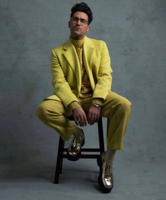 Роскошный мужской образ «Золотого глобуса-2021»: Дэн Леви в лаймовом костюме