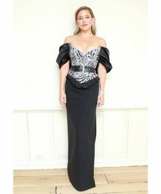 Два образа за один вечер: Кейт Хадсон сменила белое мини на платье в пол Louis Vuitton