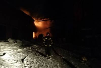 В Хабаровске закончили тушить крупный пожар на складе с пластиком