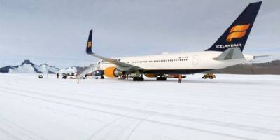 В Антарктиде впервые в истории Boeing 767 сел на лед, чтобы забрать полярников (ФОТО)