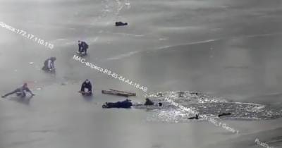 Патрульные в Днепре спасли троих мужчин и одного подростка, провалившихся под лед (видео)