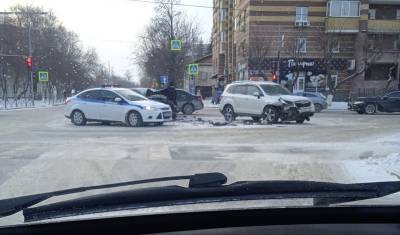 В Тюмени на пересечении Ямской и Толстого столкнулись внедорожник и легковушка