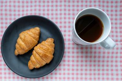 Что нельзя есть утром: диетолог разрушила мифы о запрещенных продуктах на завтрак