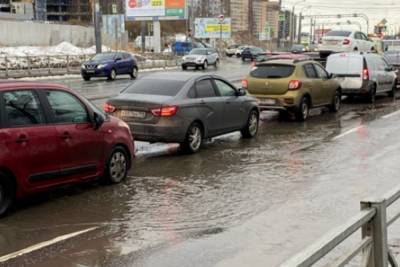 Жители Петербурга жалуются на ямы на дорогах и слякоть на улицах
