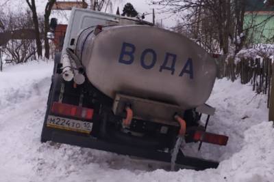 Окраина Петрозаводска три дня без воды: водовозы вязнут в снегу