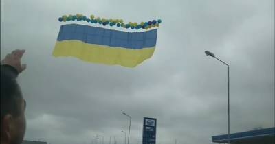 Флаг с посланиями пролетел мимо крымчан