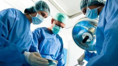 Пластический хирург выступил в суде, не отрываясь от операции — видео