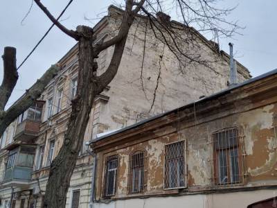 В центре Одессы обрушилась часть памятника архитектуры: первые кадры с места ЧП