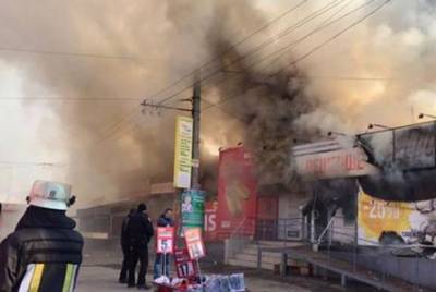 В Киеве огнем охватило рынок, на место срочно съехались спасатели: видео пожара