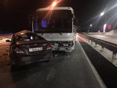 На тобольской трассе столкнулись Hyundai Solaris и автобус, водитель легковушки погиб