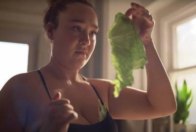 Во время премии "Золотой глобус" показали откровенную рекламу о трудностях кормления грудью