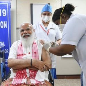 Индийский премьер сделал прививку от коронавируса