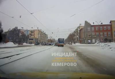 Момент тройного ДТП с участием трамвая в Кемерове попал на видео