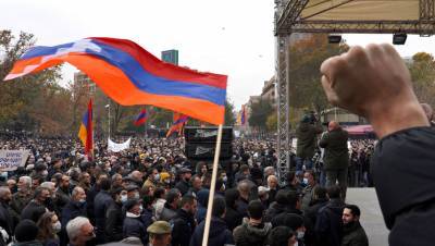 Толпа противников Пашиняна ворвалась в правительственное здание в Ереване