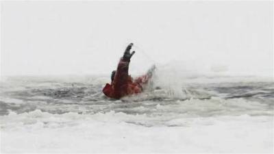 У Дніпрі поліція врятувала трьох чоловіків та підлітка, які провалилися під лід