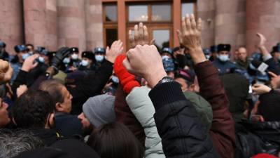 Противники Пашиняна ворвалась в правительственное здание