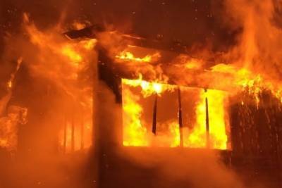 В воскресенье в Карелии сгорел дачный дом, гараж и автомобиль