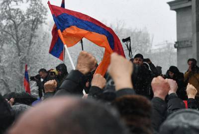 Толпа митингующих ворвалась в здание правительства Армении