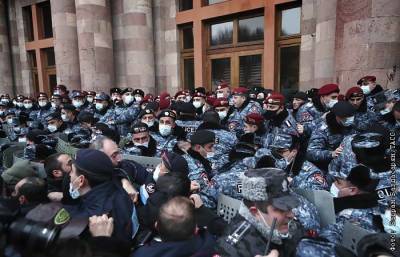 Требующие отставки Пашиняна ворвались в здание правительства