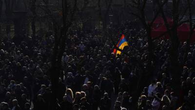 Протестующие ворвались в правительственное здание в центре Еревана