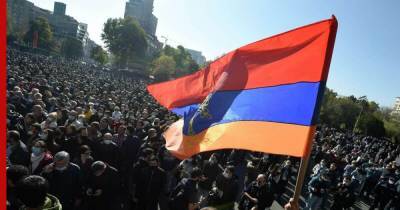 Толпа противников Пашиняна ворвалась в здание правительства Армении