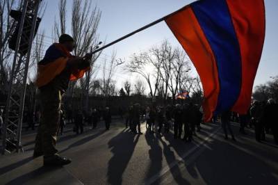 В Армении толпа оппозиционеров ворвалась в правительственное здание
