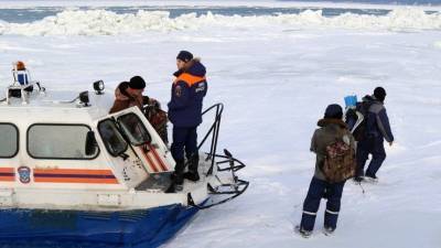 Очередных рыбаков-любителей спасли с отколовшейся льдины на Сахалине
