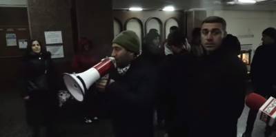 В Ереване противники премьер-министра ворвались в правительственное здание