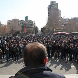 В Ереване протестующие ворвались в правительственное здание