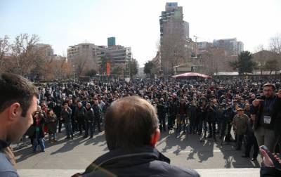 Протесты в Ереване: противники Пашиняна ворвались в правительственное здание