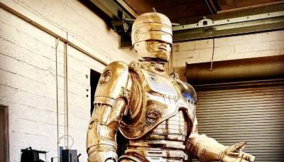 В Детройте закончили бронзовую статую Робокопа, на создание которой ушло 10 лет