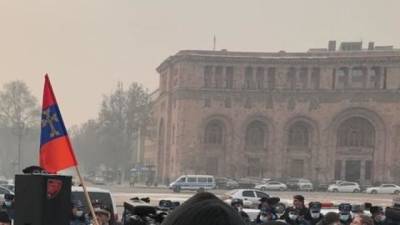 Армянские демонстранты устроили акцию в правительственном здании